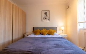Stylish And Well Equipped Flat In Stockwell